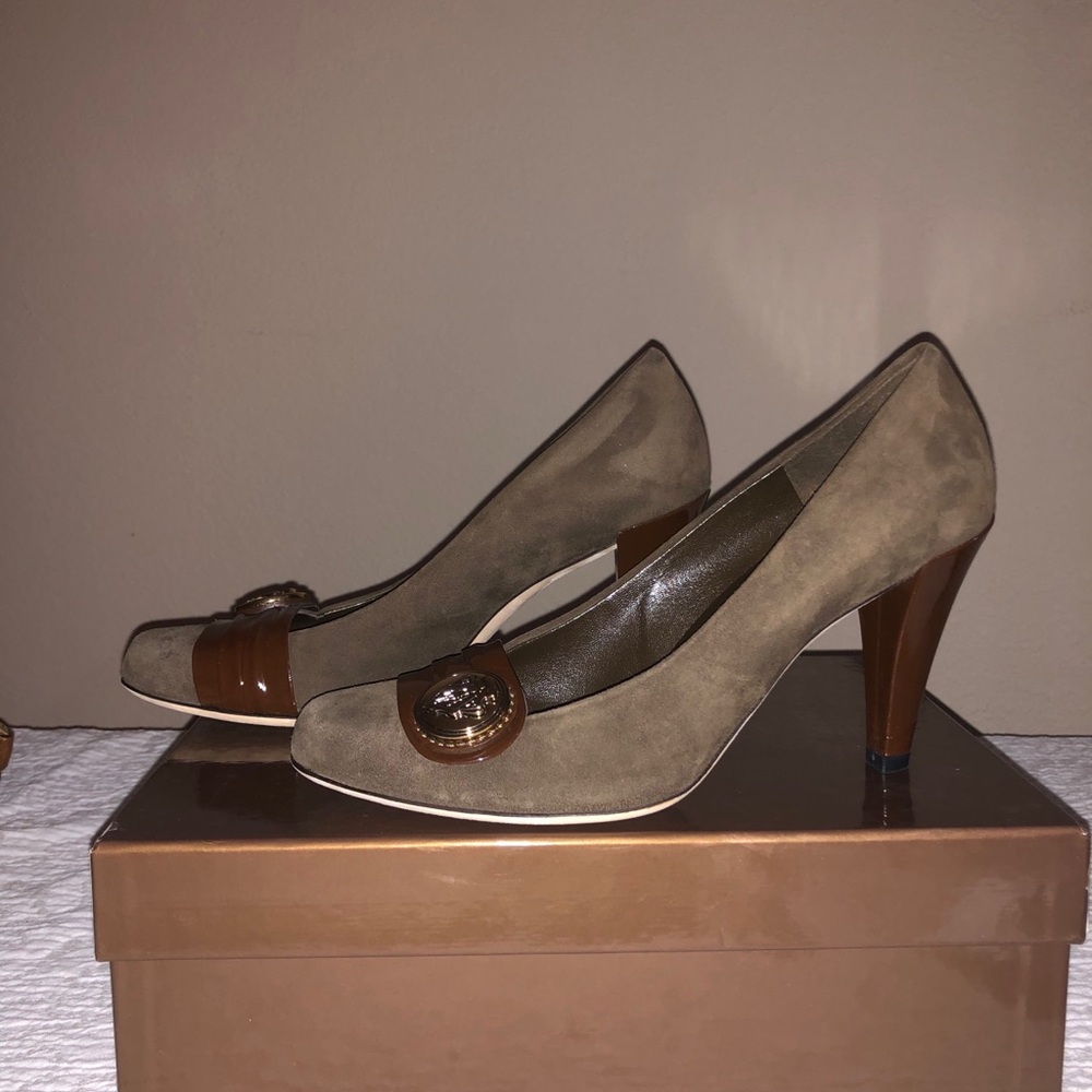 New Gucci medallion pumps dark khaki green 7.5B